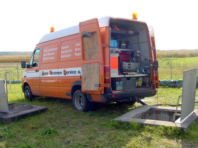 Vom Wagen aus wird eine Kamera in den Brunnen gelassen.